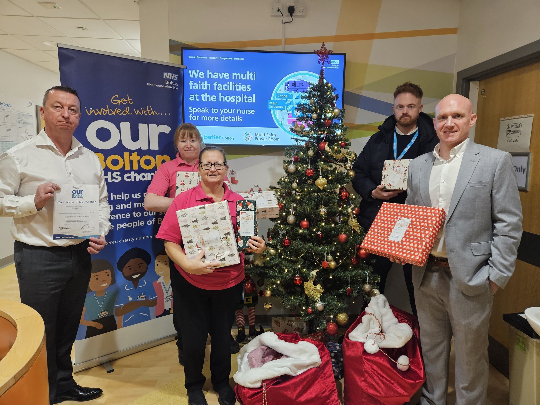 Apogee Corporation donate Christmas presents to children on E5 Ward